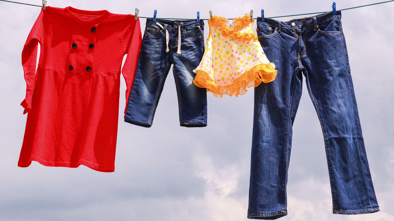 Wäsche richtig waschen: Auf der Leine trocknet die Wäsche allemal umweltfreundlicher als im Trockner.