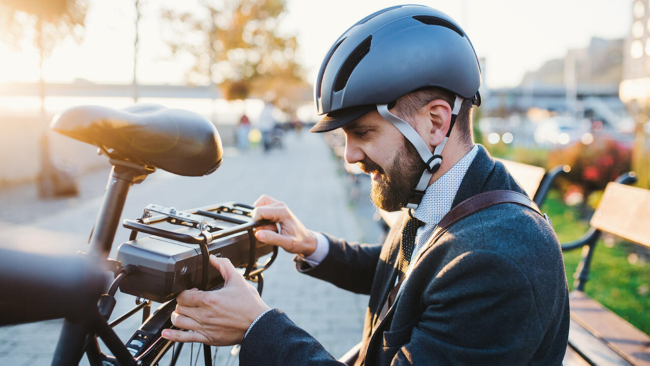 Wenn Sie das E-Bike abstellen, entnehmen Sie den Akku. Das schützt vor Diebstahl, aber auch vor Schäden durch Stöße, falls das Rad umkippen sollte.