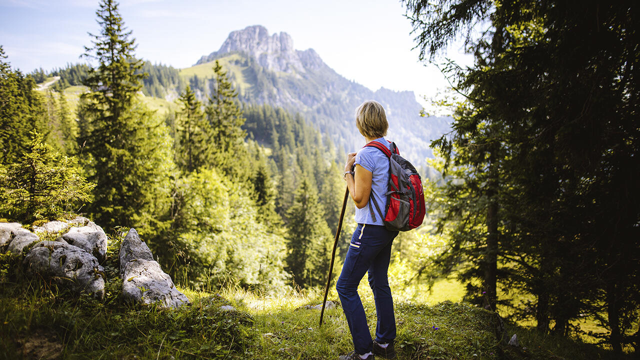 Im Herbst werden im bayrischen Chiemgau viele Gratis-Wandertouren angeboten.