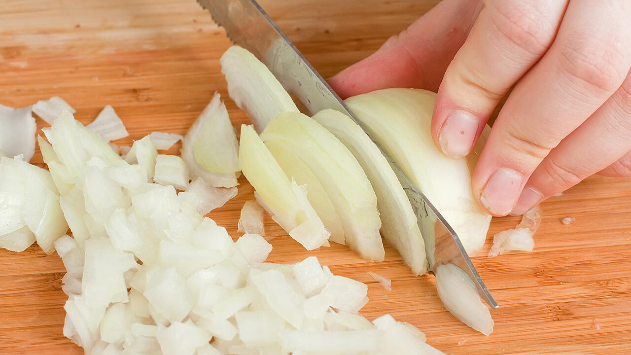 Das Zwiebelschneiden stellt oft eine unliebsame Küchenaufgabe dar. Doch sie lässt sich mit wenigen Tricks angenehmer gestalten. Das Zwiebelschneiden stellt oft eine unliebsame Küchenaufgabe dar. Doch sie lässt sich mit wenigen Tricks angenehmer gestalten.
