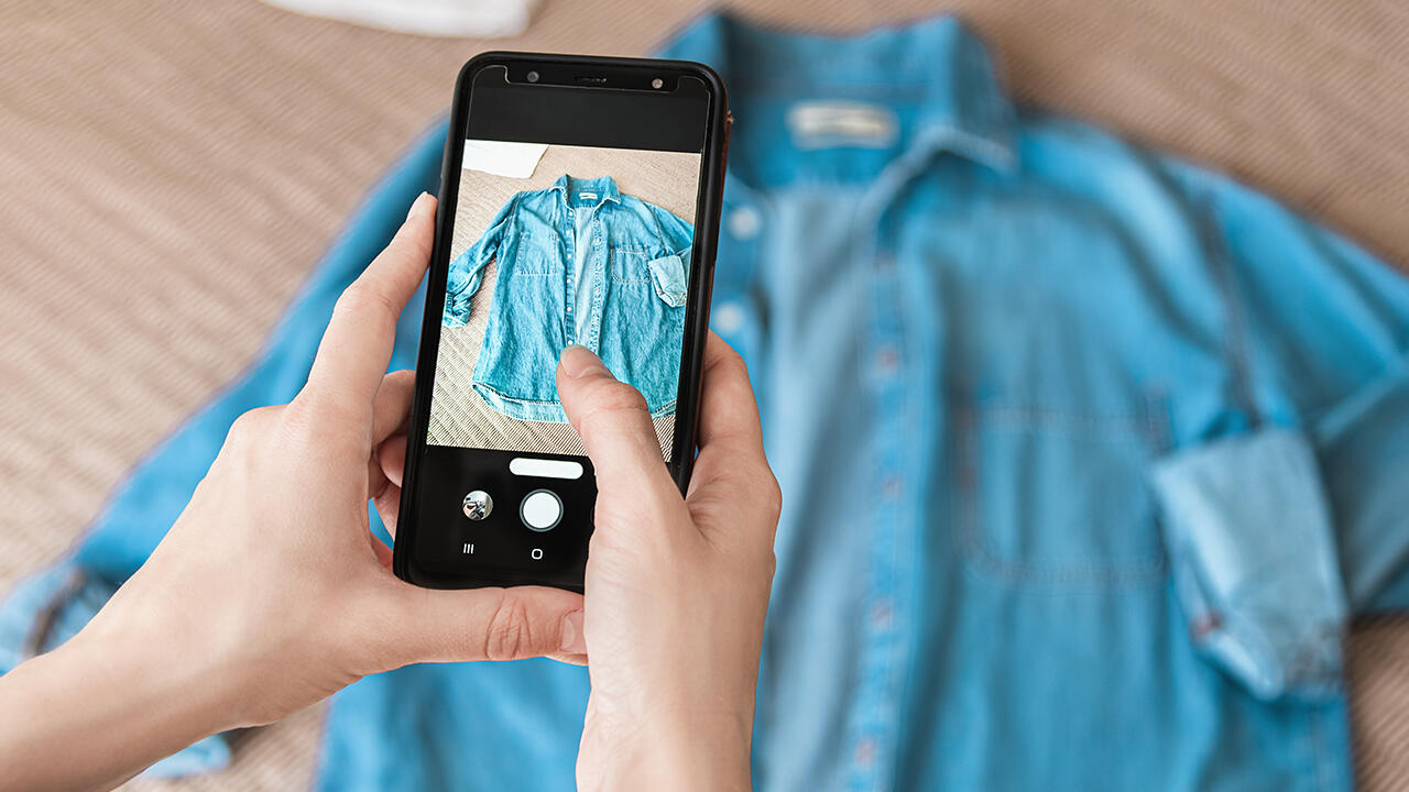 Gut erhaltene Kleidung lässt sich häufig selber weiterverkaufen, entweder ganz klassisch auf dem Flohmarkt, oder bequem über Apps, wie Kleinanzeigen, Vinted & Co. Gut erhaltene Kleidung lässt sich häufig selber weiterverkaufen, entweder ganz klassisch auf dem Flohmarkt, oder bequem über Apps, wie Kleinanzeigen, Vinted & Co.