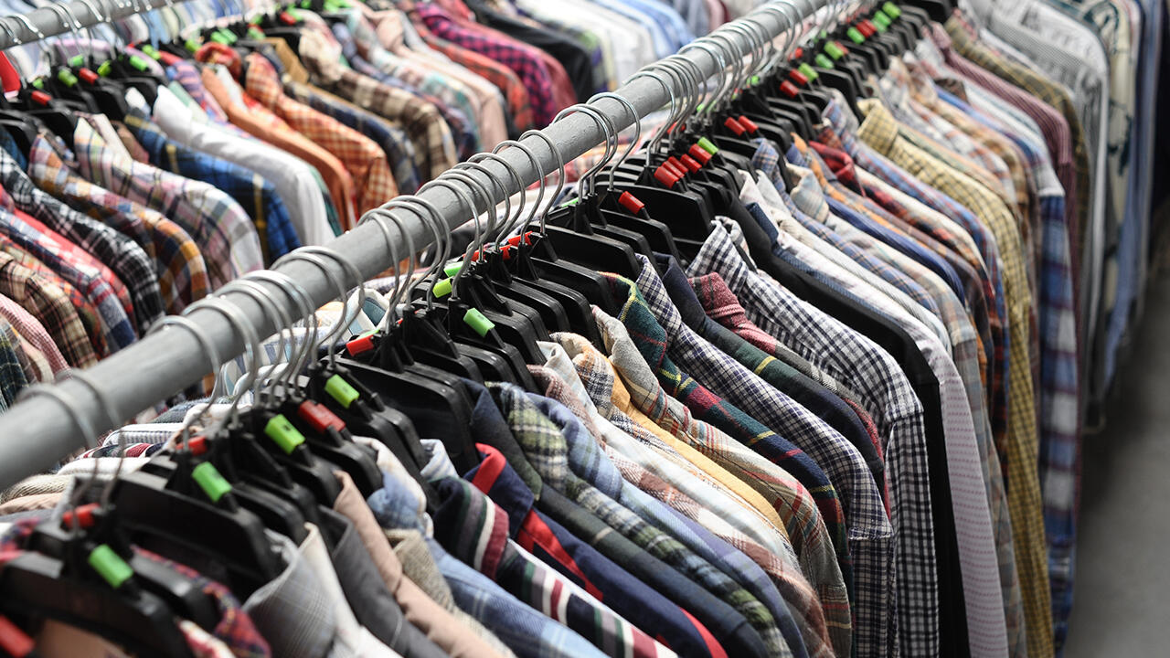 Altkleidung kann zum Beispiel an Kleiderkammern und soziale Einrichtungen in der Nähe abgeben werden.