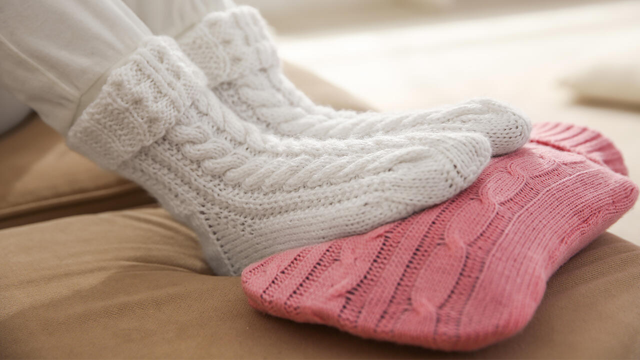 Erste Hilfe bei kalten Füßen: Warme Socken und Wärmflaschen.