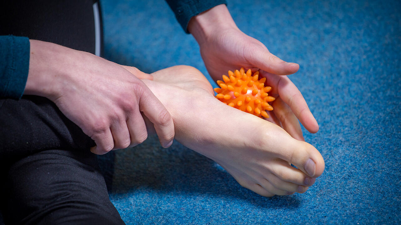 Eine Massage mit einem Igelball kann kalte Füße wieder aufwärmen.