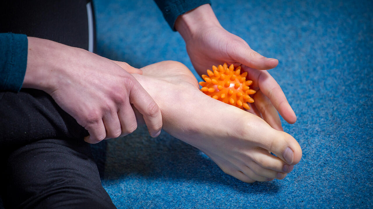 Eine Massage mit einem Igelball kann kalte Füße wieder aufwärmen. Eine Massage mit einem Igelball kann kalte Füße wieder aufwärmen.