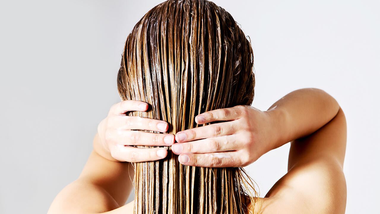 Haarspülung selber machen: Dazu werden oft nur wenige Zutaten benötigt.