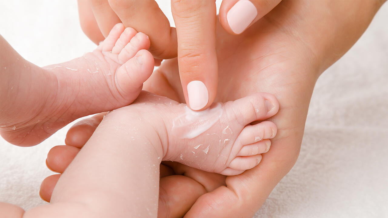 Achten Sie auf die Inhaltsstoffliste, wenn Sie Babykosmetika kaufen. Achten Sie auf die Inhaltsstoffliste, wenn Sie Babykosmetika kaufen.