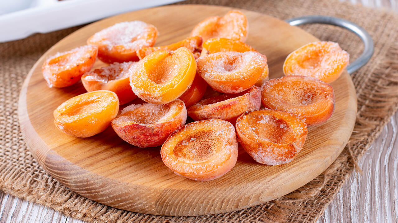 Wer Aprikosen einfrieren will, sollte sie vorher mit etwas Zitronensaft beträufeln, damit sie nicht so schnell braun werden.
