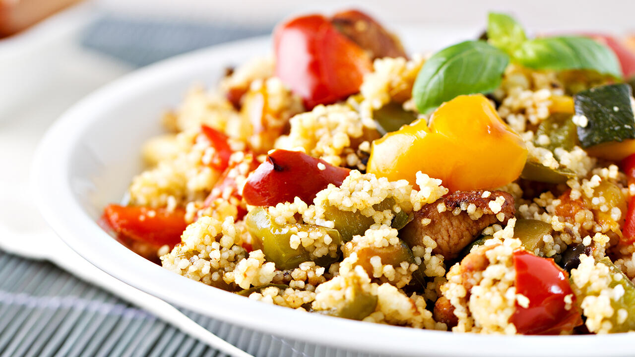 Couscous ist gesund und lässt sich vielseitig zubereiten. Zum Beispiel als Couscous-Gemüse-Pfanne. Couscous ist gesund und lässt sich vielseitig zubereiten. Zum Beispiel als Couscous-Gemüse-Pfanne.