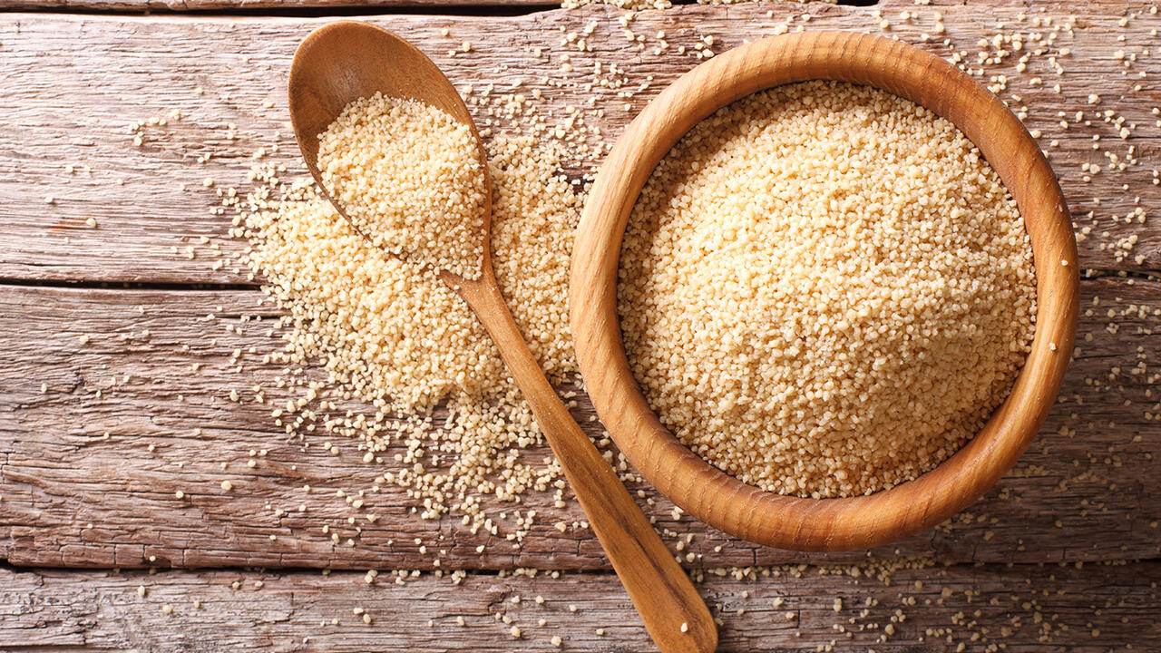 Couscous enthält viele Ballaststoffe und Proteine. Das macht ihn zu einer gesunden Basis für viele Gerichte. Couscous enthält viele Ballaststoffe und Proteine. Das macht ihn zu einer gesunden Basis für viele Gerichte.