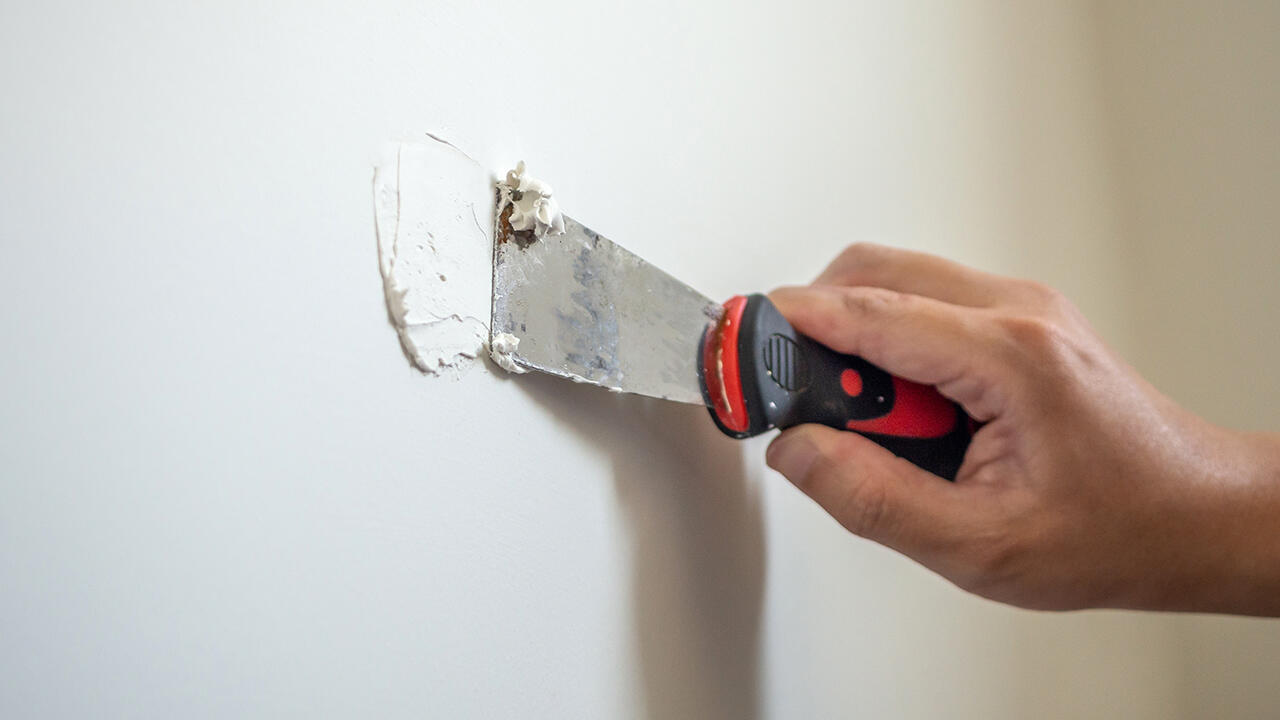 Kleine Risse und Löcher in der Wand lassen sich schnell mit Spachtelmasse auffüllen. Kleine Risse und Löcher in der Wand lassen sich schnell mit Spachtelmasse auffüllen.