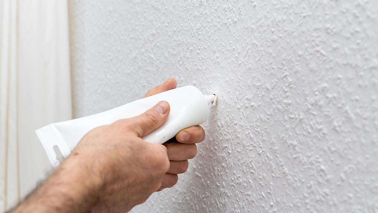 Aus der Tube in die Wand gedrückt: Fertigspachtelmassen sind praktisch in der Anwendung. Aus der Tube in die Wand gedrückt: Fertigspachtelmassen sind praktisch in der Anwendung.