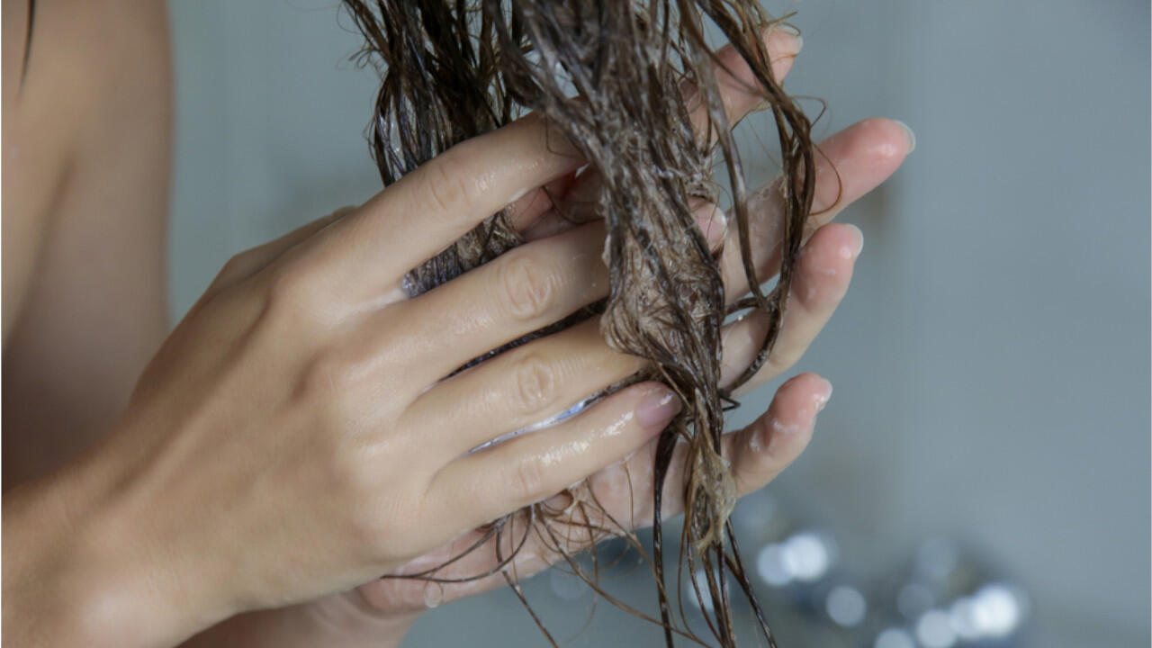Festes Shampoo selber machen: Nach dem Aushärten können Sie das feste Shampoo verwenden, es schäumt ebenso gut wie flüssiges. Festes Shampoo selber machen: Nach dem Aushärten können Sie das feste Shampoo verwenden, es schäumt ebenso gut wie flüssiges.
