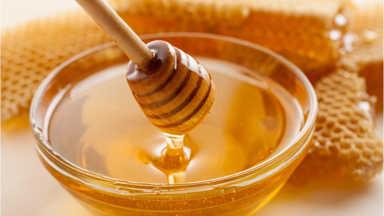 Honig ist ein beliebtes Hausmittel bei vielen Beschwerden - aber hilft Honig auch gegen Fußpilz?