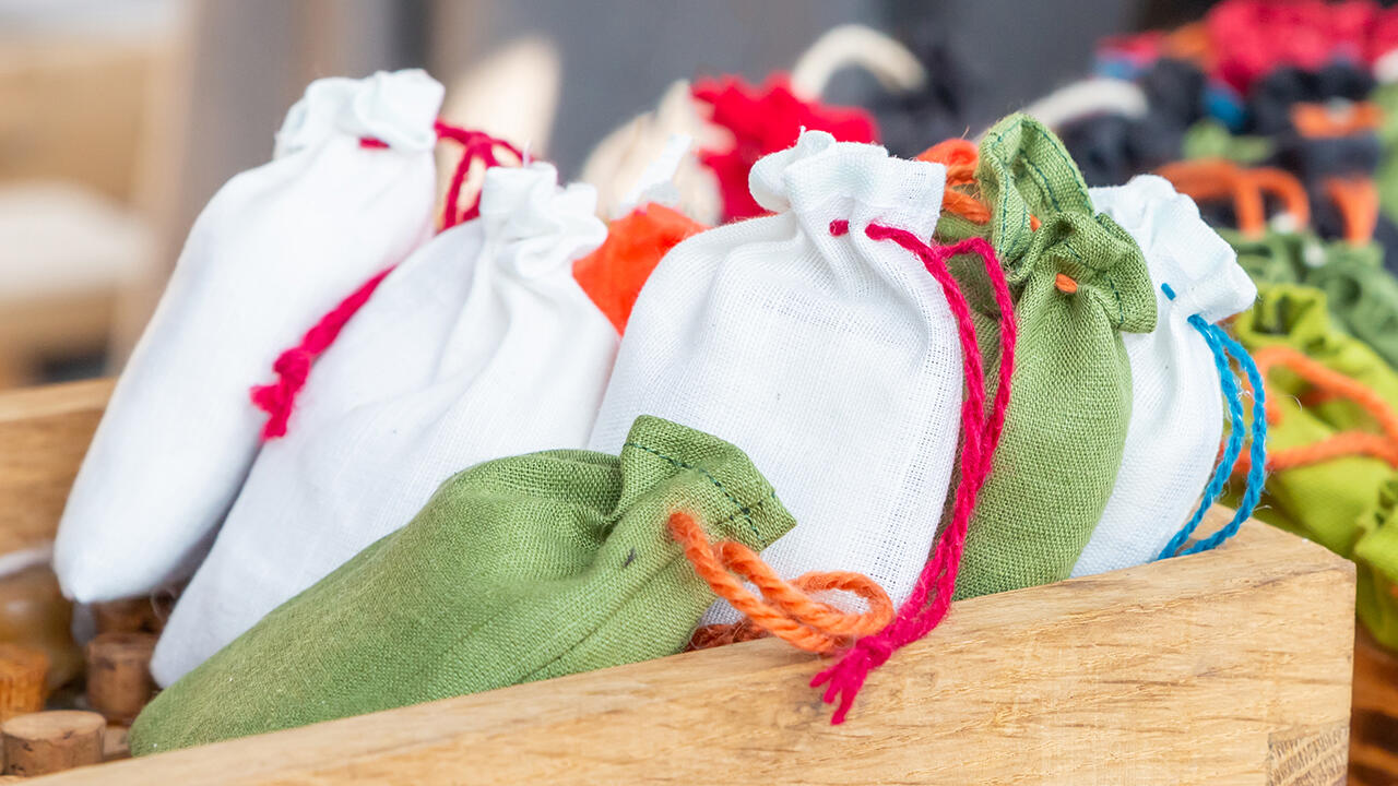 Auch getrocknete Apfelschalen kann man in ein Baumwollsäckchen füllen und in den Kleiderschrank legen.