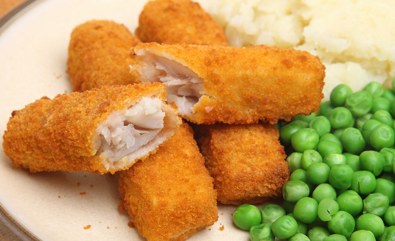 Fischstäbchen mit Kartoffelpüree sind ein Klassiker aus der Kinder-Küche. Fischstäbchen mit Kartoffelpüree sind ein Klassiker aus der Kinder-Küche.