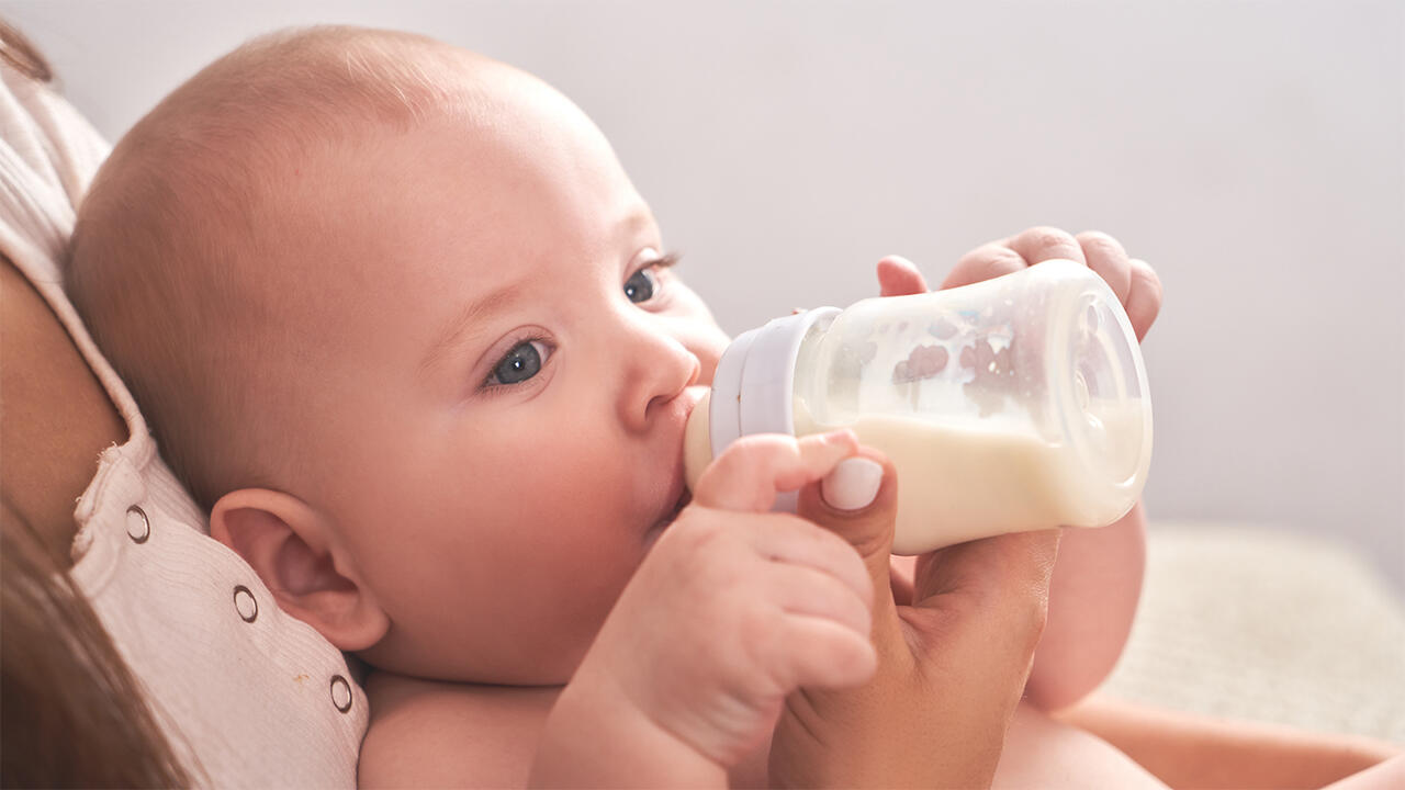 Wer die Anfangsmilch wechseln möchte, sollte am besten Flasche für Flasche umsteigen. Wer die Anfangsmilch wechseln möchte, sollte am besten Flasche für Flasche umsteigen.
