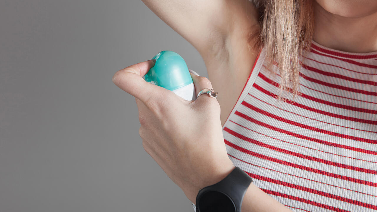 Gerade bei starker Hitze hilft Deodorant Schweißgeruch zu vermindern. Gerade bei starker Hitze hilft Deodorant Schweißgeruch zu vermindern.
