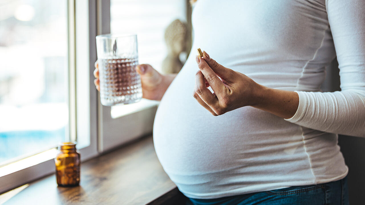 Schwangere haben eine große Auswahl an Folsäure-Tabletten und -Kapseln. Aber welche Produkte sind empfehlenswert? Wir haben 22 Folsäure-Präparate untersucht.