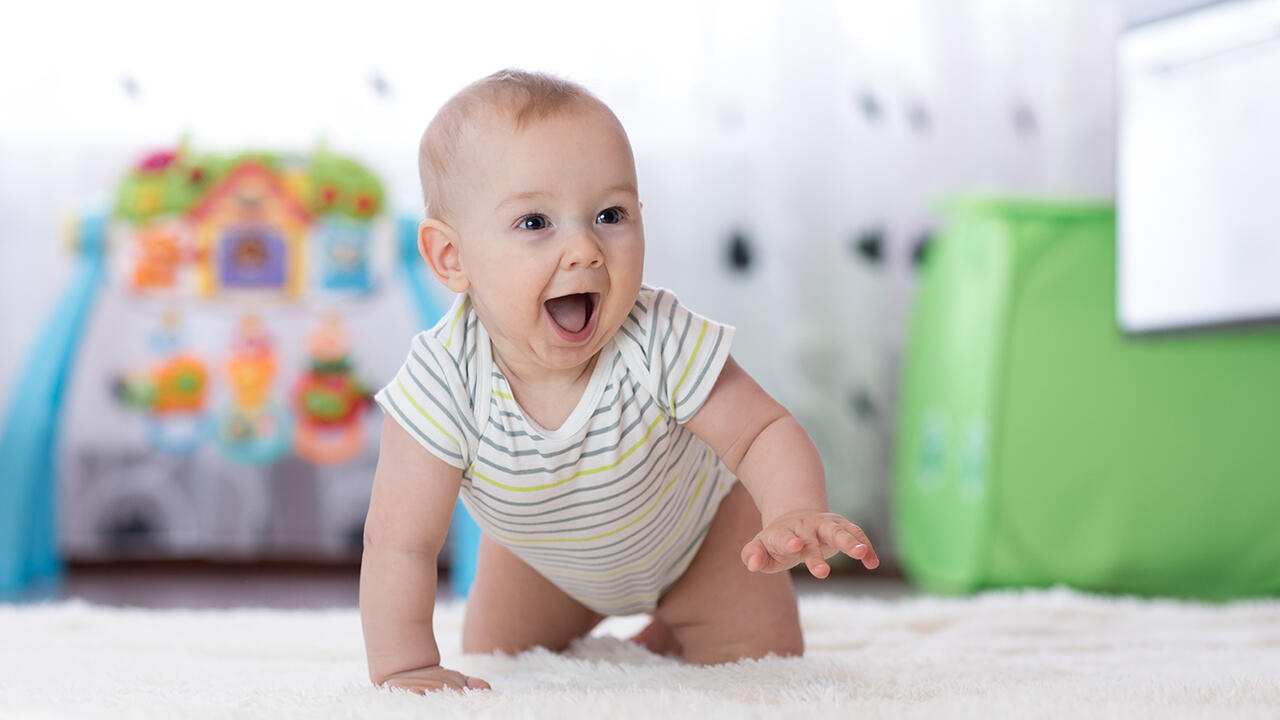 Zwischen dem siebten und dem zehnte Monat beginnen Babys in der Regel zu krabbeln.