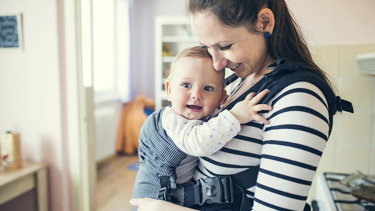 Tragen soll die Bindung zwischen Baby und Eltern stärken. Tragen soll die Bindung zwischen Baby und Eltern stärken.