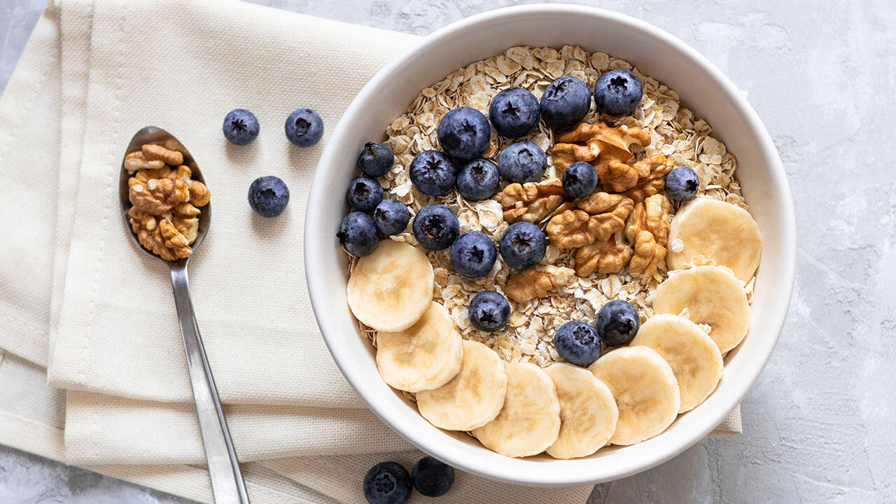 Haferflocken im Test: Haferflocken passen in Müsli, Smoothies oder Pfannkuchen. Haferflocken im Test: Haferflocken passen in Müsli, Smoothies oder Pfannkuchen.