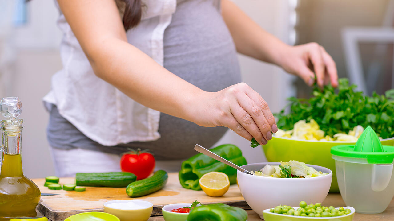Die meisten Nährstoffe und Vitamine können Schwangere bereits mit einer gesunden und ausgewogenen Ernährung abdecken.