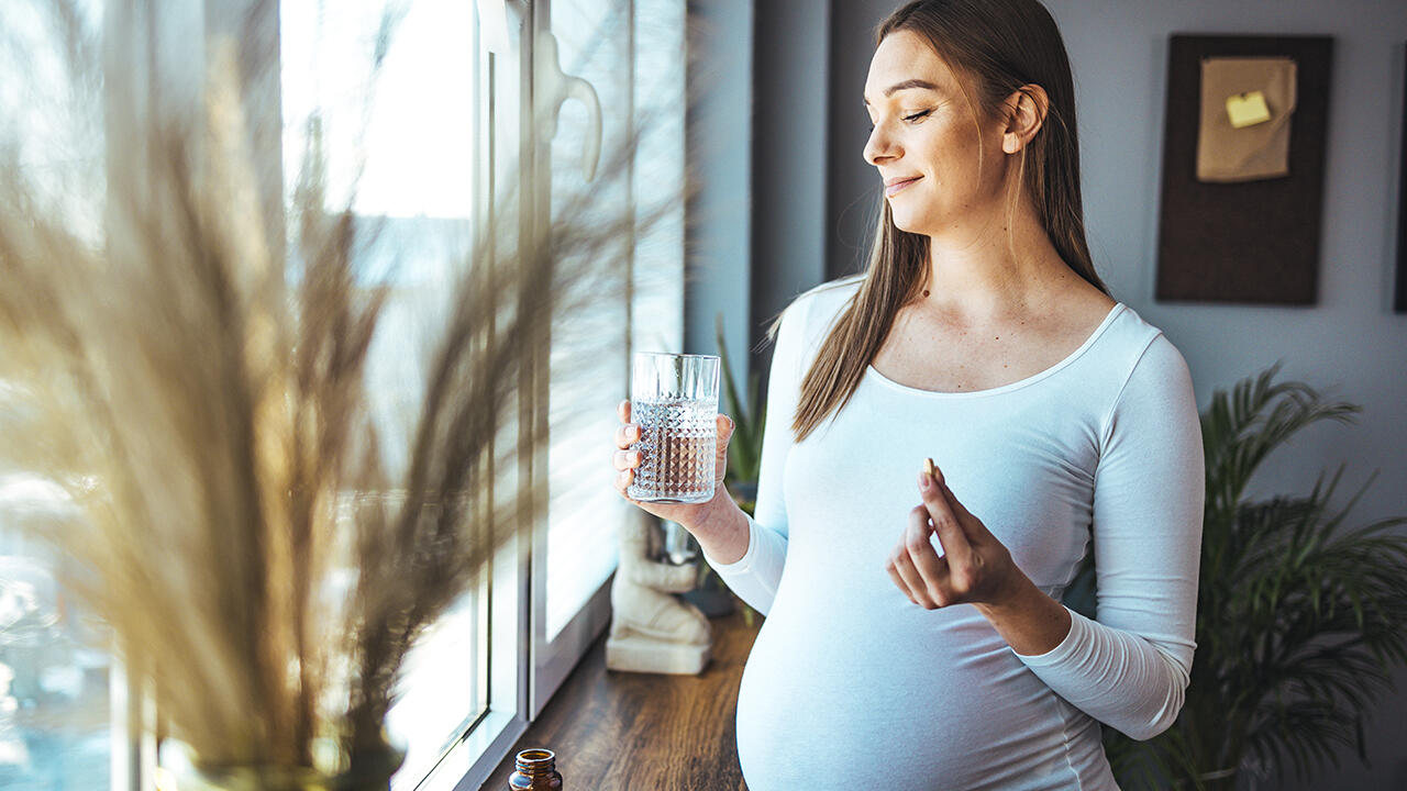 Frauen, die sich vegan ernähren, sollten zusätzlich Vitamin B12 einnehmen.