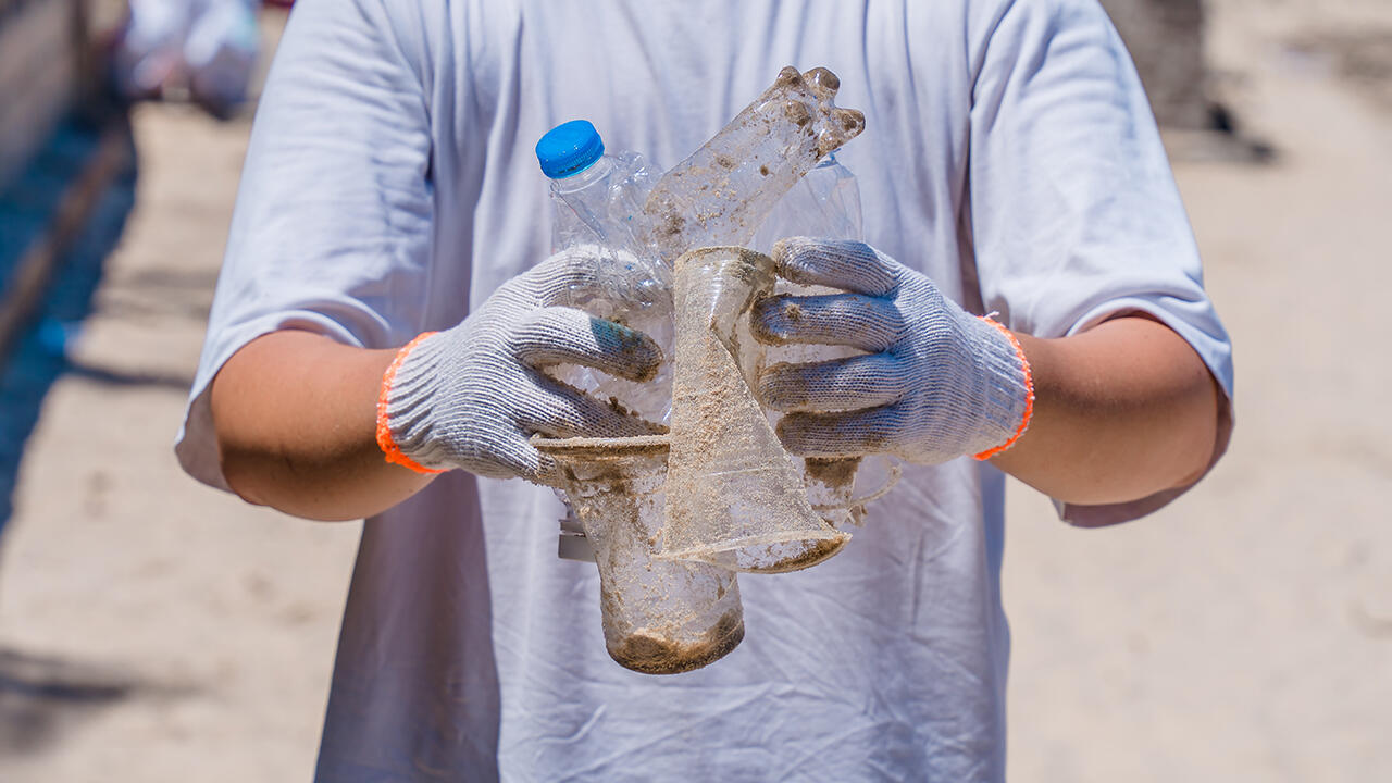 Einige Kosmetikhersteller werben damit für ihre Verpackungen auf aus dem Meer gefischtes Plastik zu setzen.