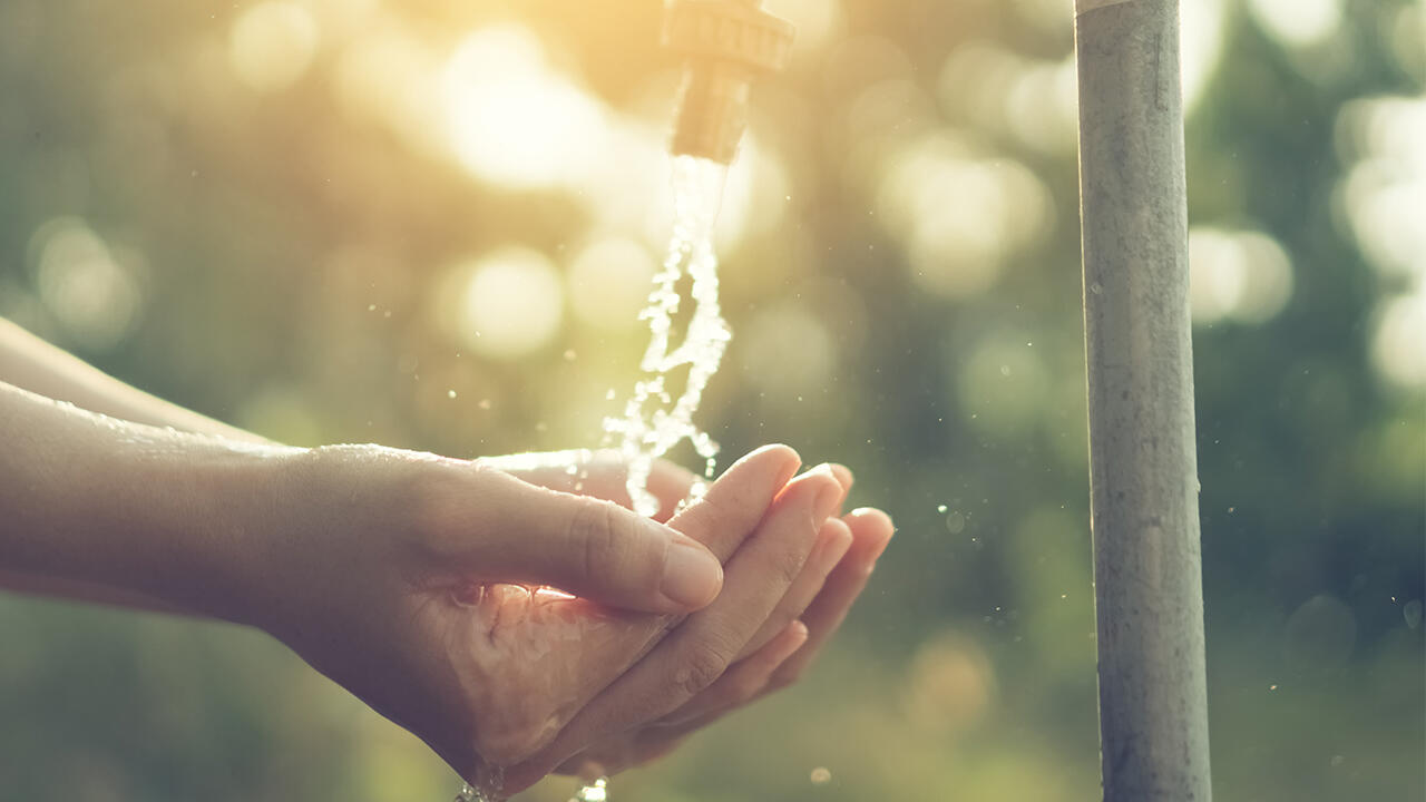 Wasser als Inhaltsstoff: Es ist ein wesentlicher Bestandteil von Kosmetik. 