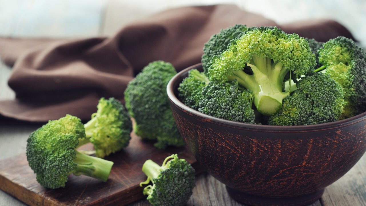 Da hitzeempfindliche Vitamine beim Kochen zerfallen, ist roher Brokkoli besonders gesund.