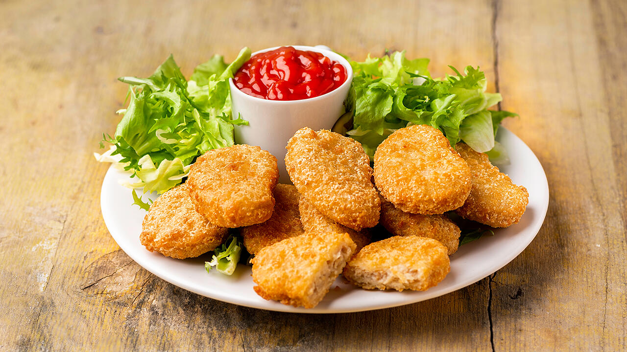 Beliebt bei Jung und Alt: Die deutliche Mehrheit der Befragten gab in einer Statista-Umfrage an, gern Chicken Nuggets zu essen. Beliebt bei Jung und Alt: Die deutliche Mehrheit der Befragten gab in einer Statista-Umfrage an, gern Chicken Nuggets zu essen.