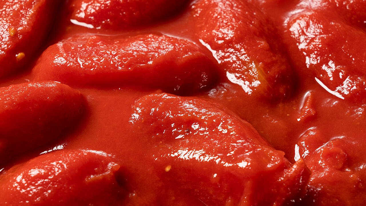 Wer beim Kochen gerne geschälte Tomaten verwendet, sollte lieber auf Produkte in Gläsern zurückgreifen.