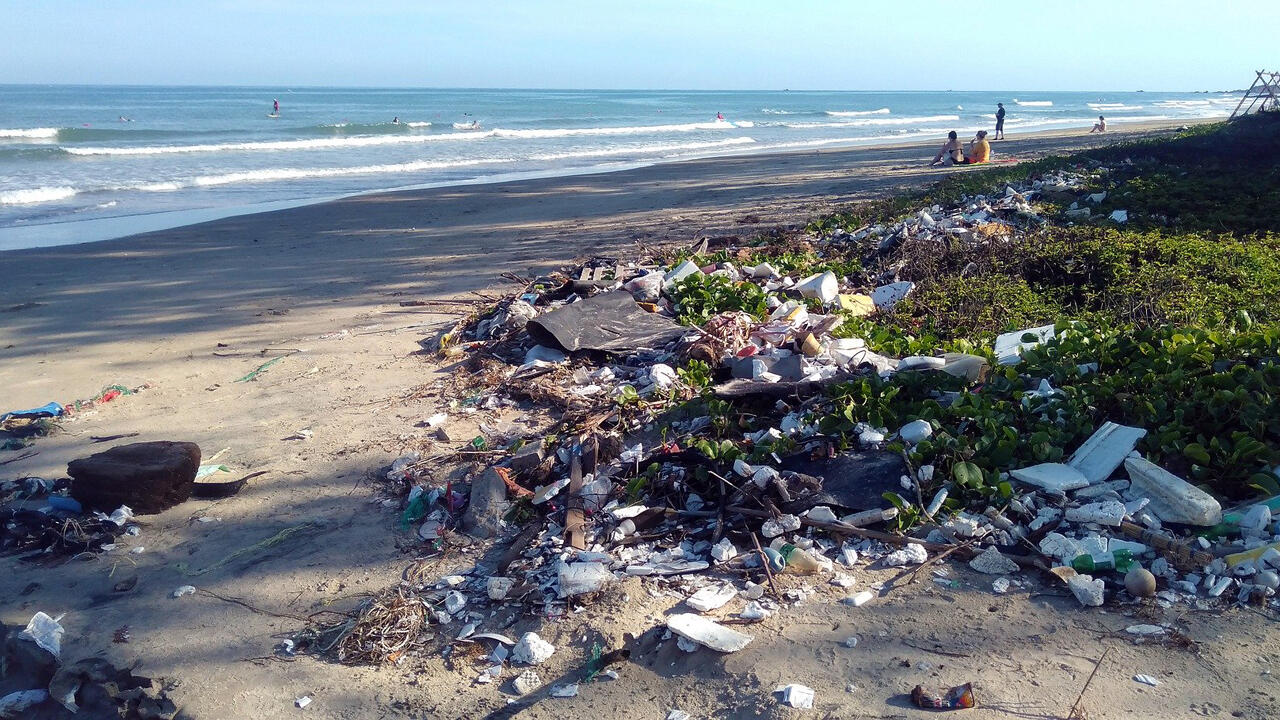 Sinnbild der Zerstörung: Hinten das Meer, vorne der Müll.