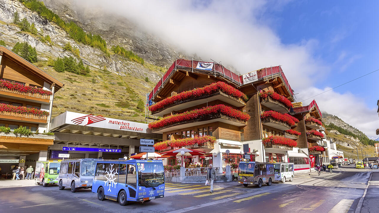 In Zermatt können sich die Besucher von E-Bussen transportieren lassen