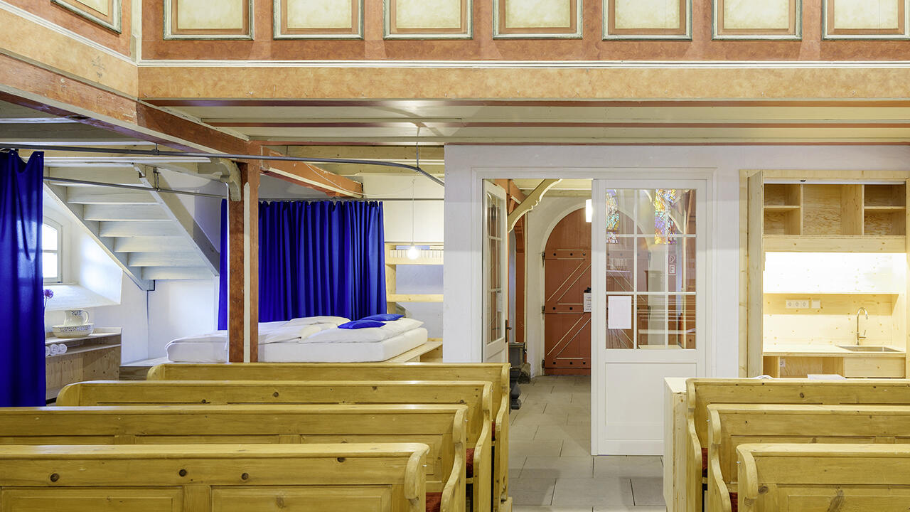 In Neustadt am Rennsteig können Reisende in der Dorfkirche übernachten