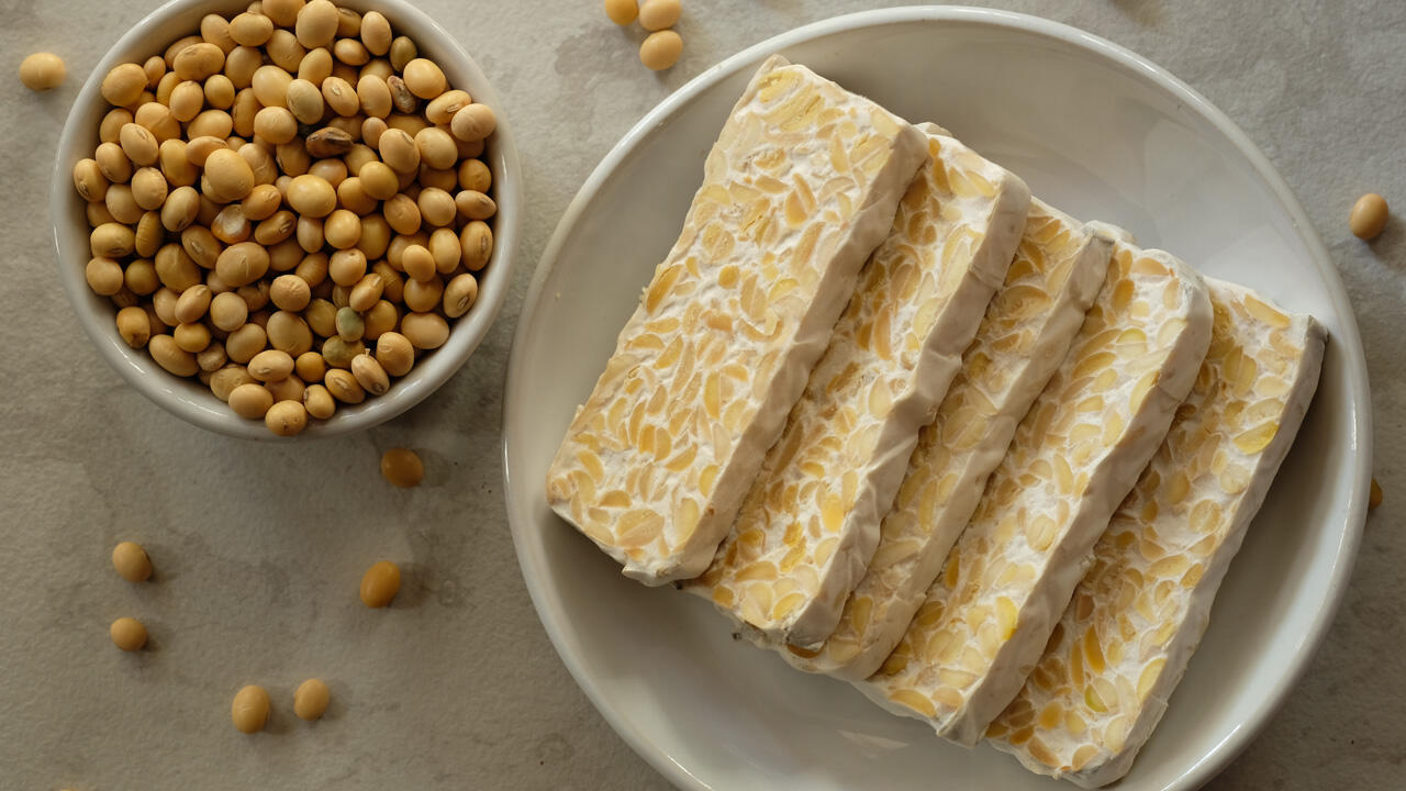 Tempeh ist ein Fleischersatz aus Sojabohnen.