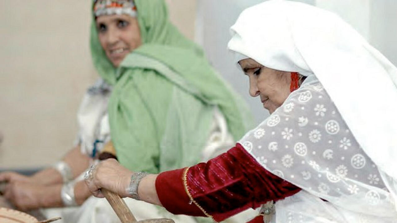 In Handarbeit pressen marokkanische Frauen das wertvolle Arganöl aus.