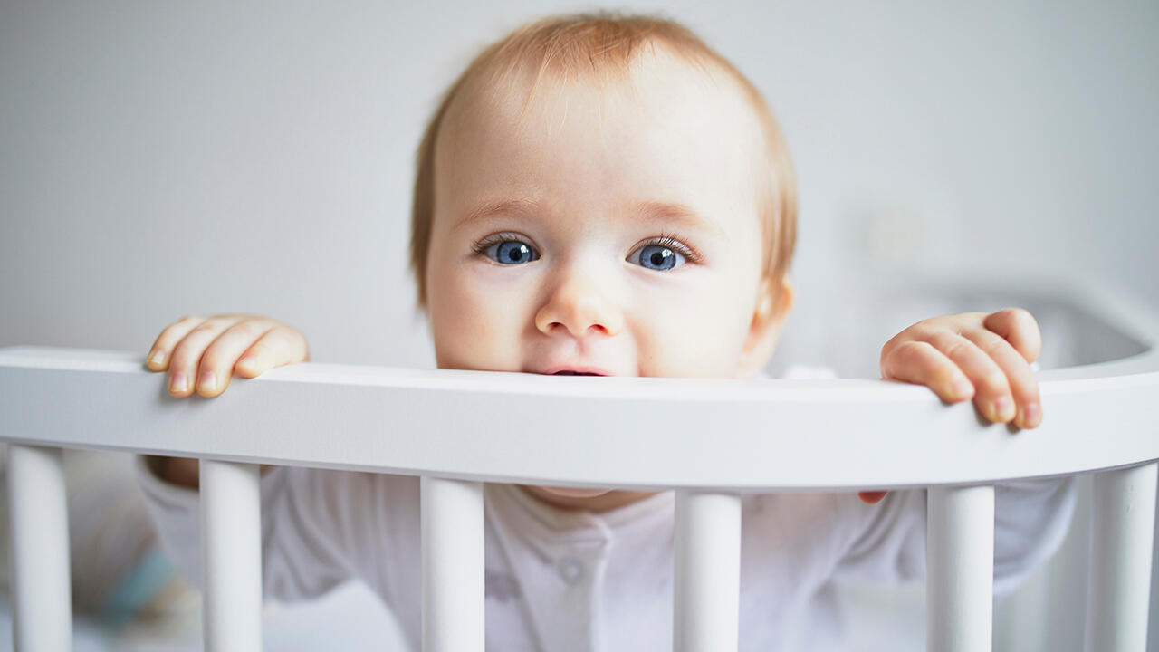 Babyzimmer einrichten: Die Gitterstäbe eines Bettgitters sollten eng beieinander liegen. 