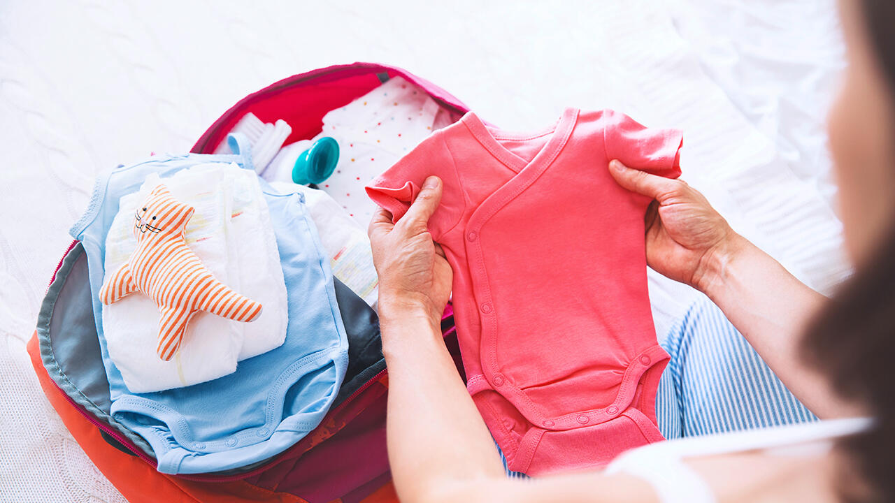 Baby-Erstausstattung: Wir geben Tipps, welche Anziehsachen Sie auf jeden Fall zu Hause haben sollten, wenn der Nachwuchs dann auf der Welt ist. Baby-Erstausstattung: Wir geben Tipps, welche Anziehsachen Sie auf jeden Fall zu Hause haben sollten, wenn der Nachwuchs dann auf der Welt ist.