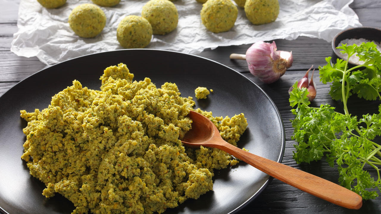 Der Falafelteig sollte gut zusammenhalten und nicht zu matschig sein. Der Falafelteig sollte gut zusammenhalten und nicht zu matschig sein.