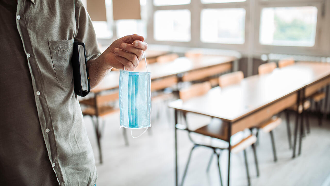 Covid-19 verändert den Alltag an den Schulen - es wird empfohlen, die Klassenzimmer gut zu lüften. Covid-19 verändert den Alltag an den Schulen - es wird empfohlen, die Klassenzimmer gut zu lüften.