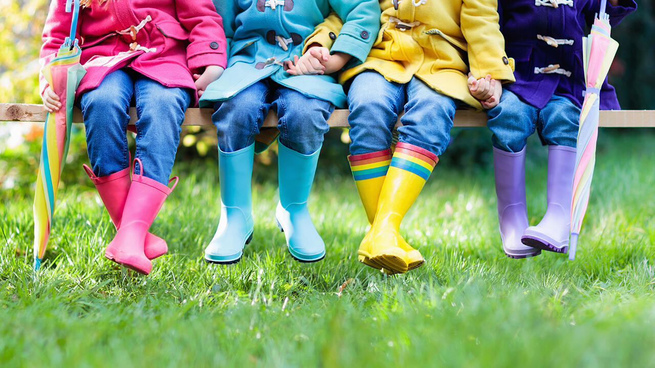 Obwohl Kindergummistiefel das Toben bei jedem Wetter ermöglichen, sollten sie nicht zum Ersatz für den Laufschuh werden. Denn ein fehlendes Fußbett und schlechter Halt können die gesunde Entwicklung des kindlichen Fußes beeinträchtigen. 
