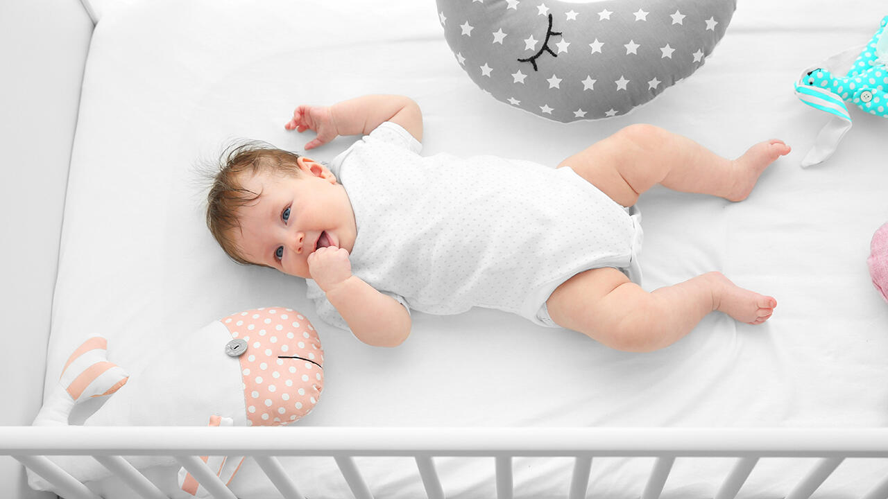 Kuscheltiere, Kissen & Co. sind zwar kuschelig, für einen sicheren Schlaf sollten sie aber aus dem Babybett entfernt werden.
