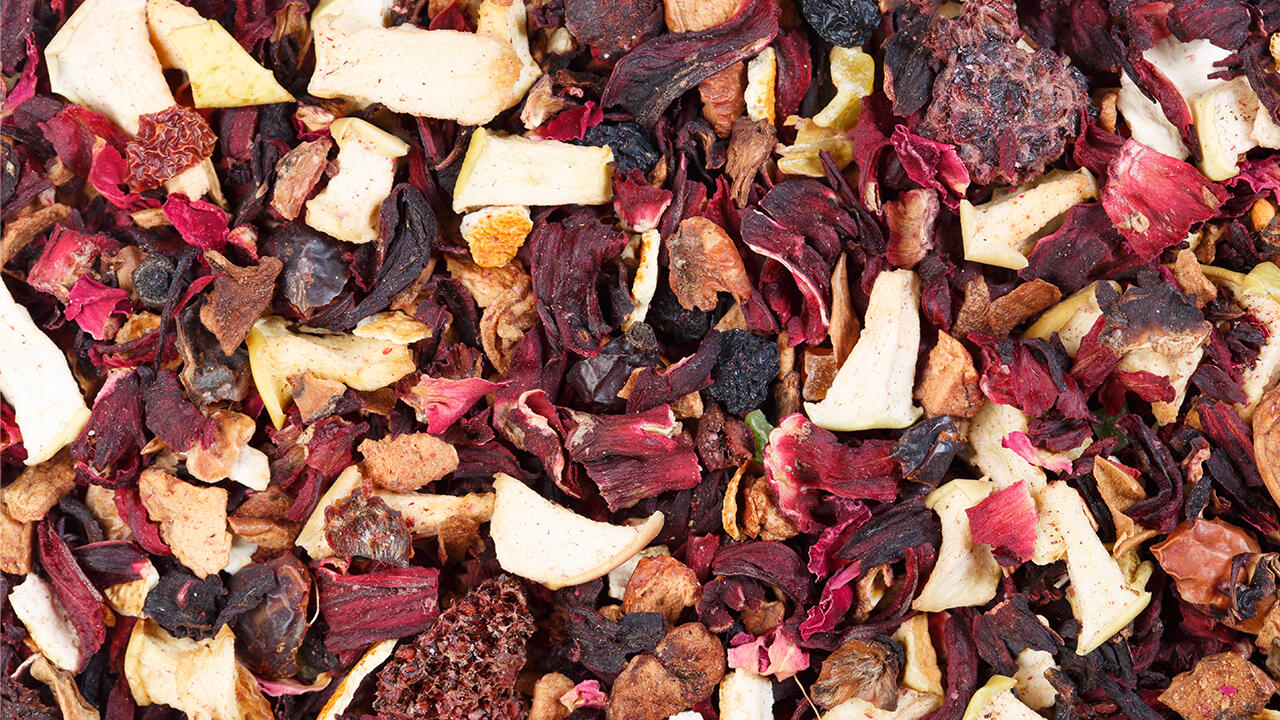 Hagebuttenschalen, Hibiskusblüten und häufig noch Apfelstücke sind Grundlage für die meisten Früchtetees. Hagebuttenschalen, Hibiskusblüten und häufig noch Apfelstücke sind Grundlage für die meisten Früchtetees.
