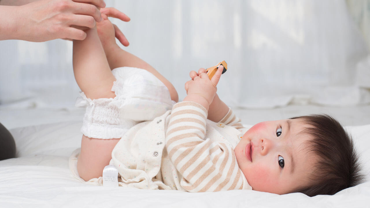 Immer gut für Babys Po: Viel frische Luft und nackt Strampeln