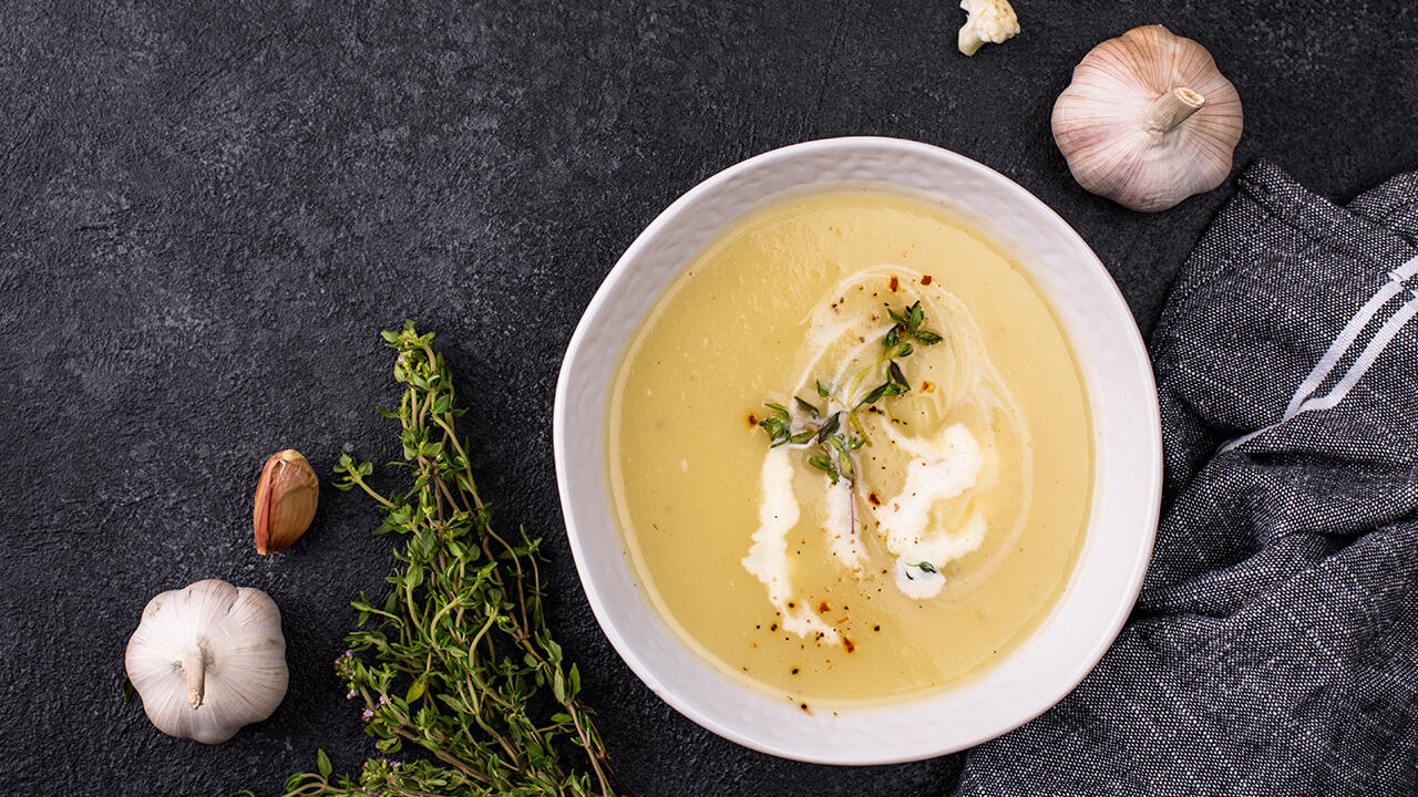 Vegane Sahne lässt sich zum Beispiel gut in Suppen verwenden. Vegane Sahne lässt sich zum Beispiel gut in Suppen verwenden.