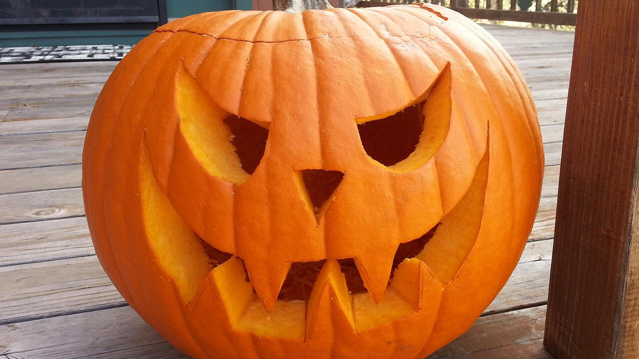 Dieser Halloween-Kürbis lässt sich ganz einfach schnitzen. Dieser Halloween-Kürbis lässt sich ganz einfach schnitzen.