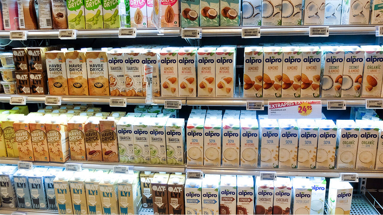 Pflanzenmilch mit zugesetztem Calcium war viele Jahre in Supermärkten erhältlich. Dann verwand sie plötzlich aus den Regalen. Pflanzenmilch mit zugesetztem Calcium war viele Jahre in Supermärkten erhältlich. Dann verwand sie plötzlich aus den Regalen.