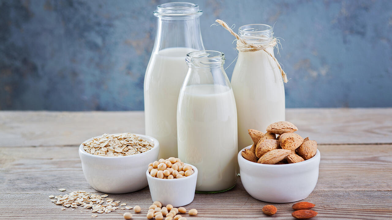 Pflanzenmilch wird unter anderem aus Nüssen, Haferflocken oder Lupinen gewonnen. Pflanzenmilch wird unter anderem aus Nüssen, Haferflocken oder Lupinen gewonnen.